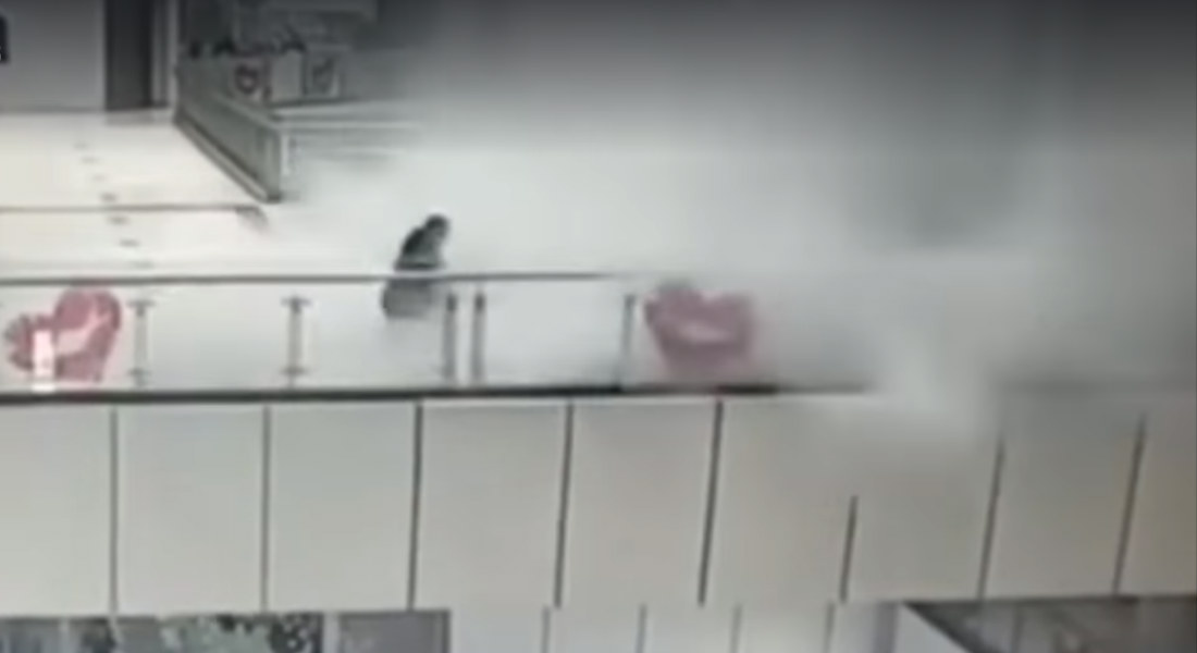 VIDEO: Corriente de agua arrastra a mujer en centro comercial