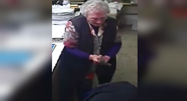 VIDEO: Abuelita se defiende de un ladrón a bastonazos
