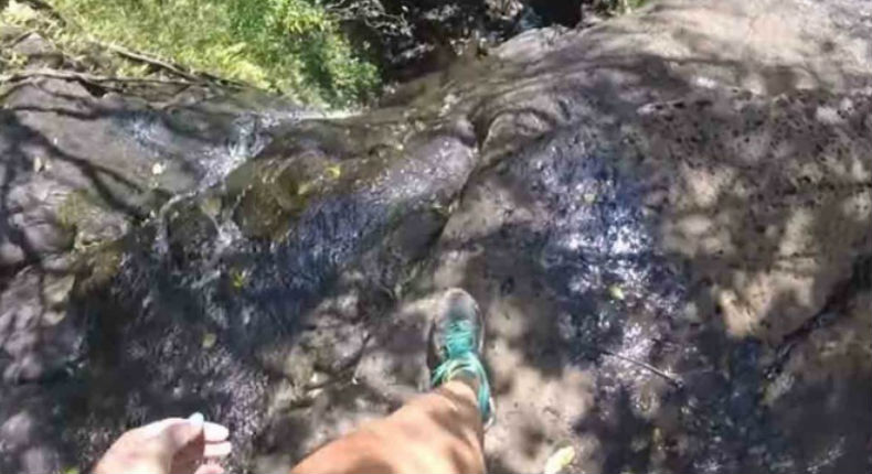 Joven capta en video su aparatosa caída desde una cascada de 15 metros