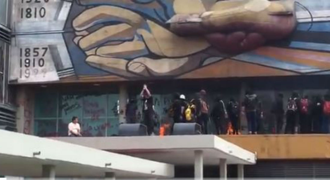 VIDEO: Encapuchados realizan actos vandálicos en Torre de Rectoría en CU