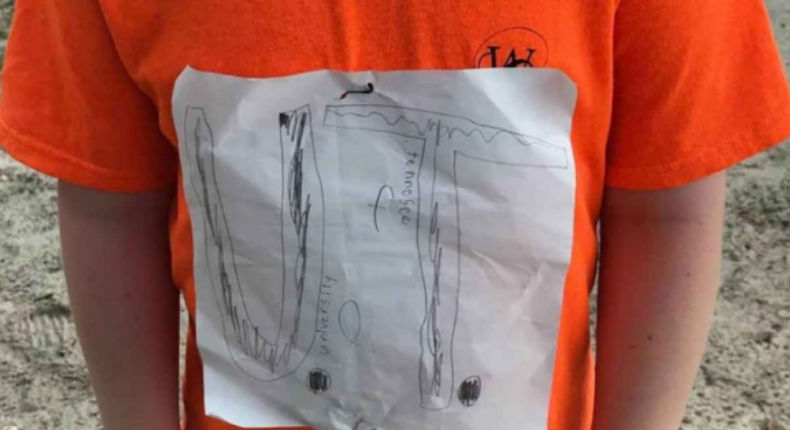 VIDEO: Bulean a niño por dibujarse el logo de su equipo en la camiseta