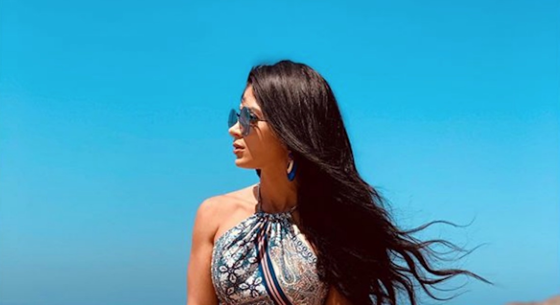 VIDEO: Kim Flores posa con diminuta prenda en redes sociales y le llueve de todo