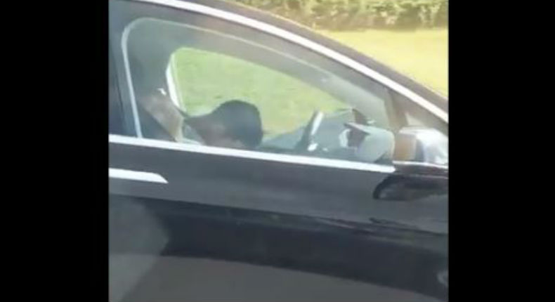 VIDEO: Captan a pareja durmiendo mientras manejan un Tesla