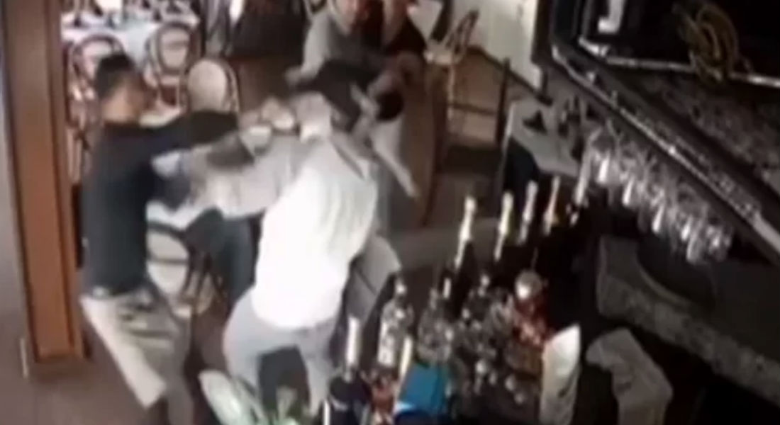 VIDEO: Mesero enfrenta a ratero e impide asalto a puros “platazos”