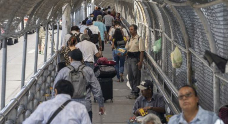 restricción asilo migrantes vuelo deportados