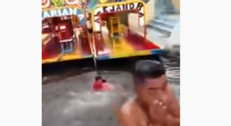 Nadando y riendo; así se burlan remeros de Xochimilco de joven ahogado