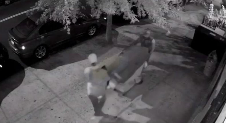 VIDEO: Captan a dos hombres transportando un cuerpo envuelto en una alfombra