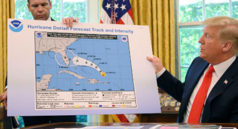 Trump exhibe un mapa manipulado de la trayectoria del huracán Dorian