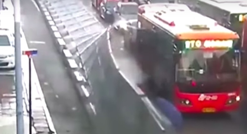 VIDEO: Valla colapsa y aplasta a cuatro peatones, entre ellos un niño
