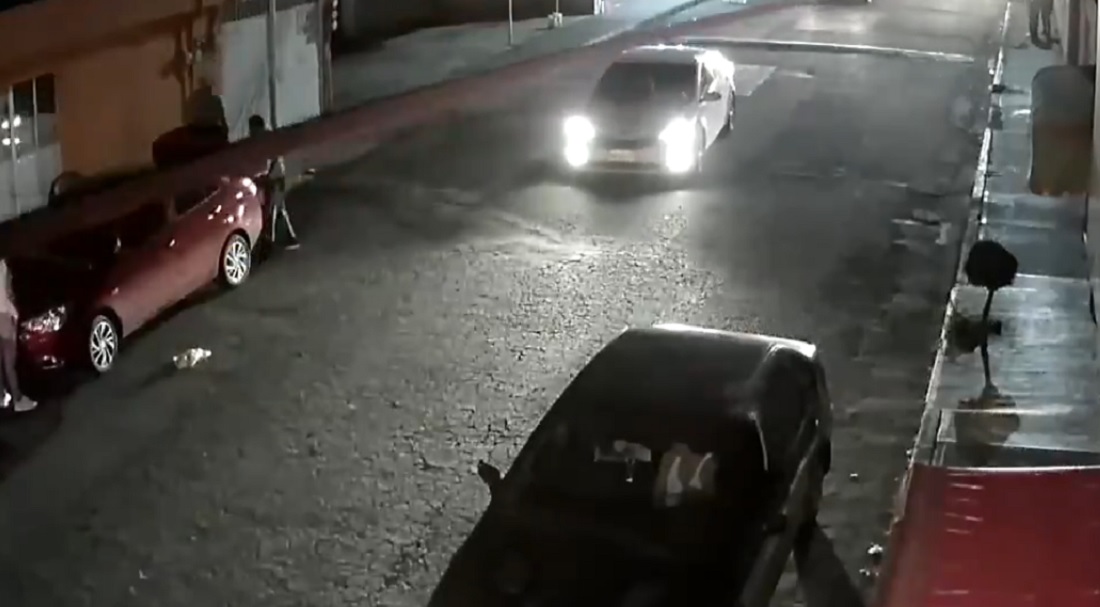 VIDEO: Hombre se enfrenta a ladrones de autopartes en Toluca