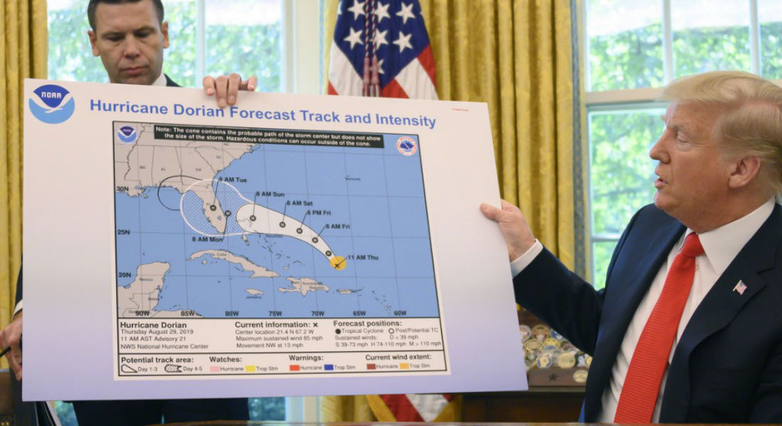 Trump pinta con plumón trayectoria de huracán; todos se burlan de él