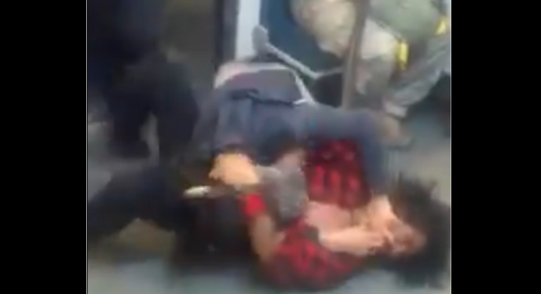 VIDEO: Mujer da golpiza a hombre en andén del Metro