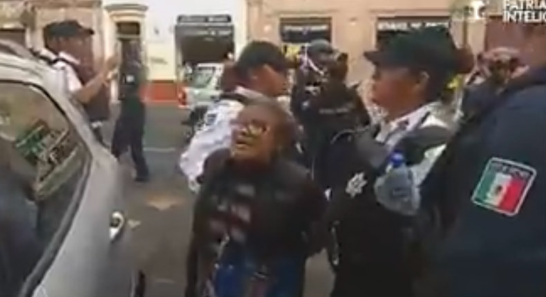 VIDEO: Policías detienen a viejitos por vender papas en la banqueta