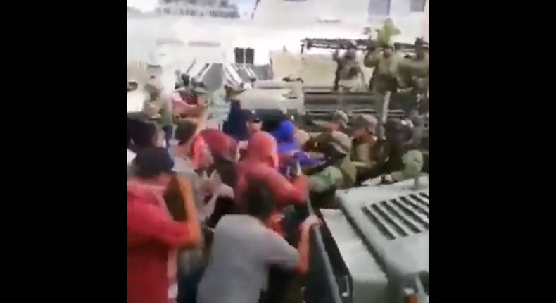 VIDEO: Ciudadanos vs militares; querían mercancía robada decomisada