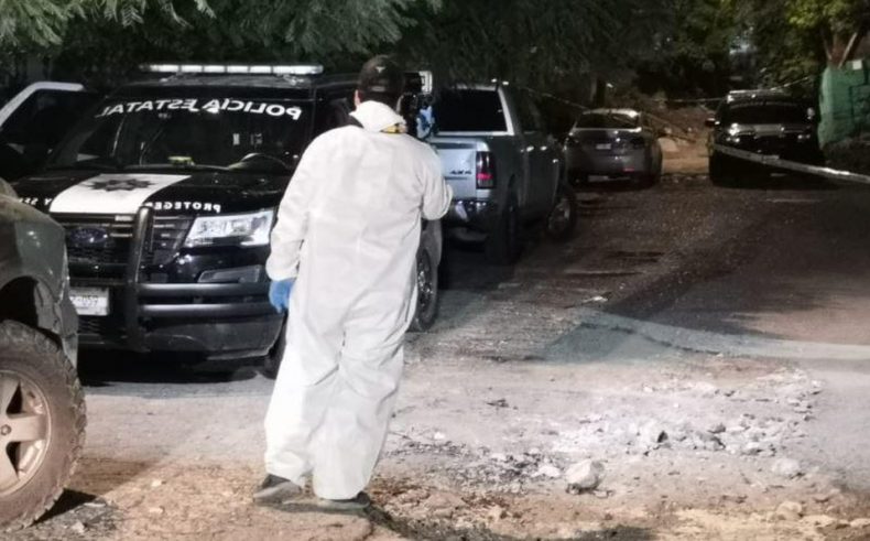 Encuentran dos cuerpos calcinados y envueltos en cobijas en Monterrey