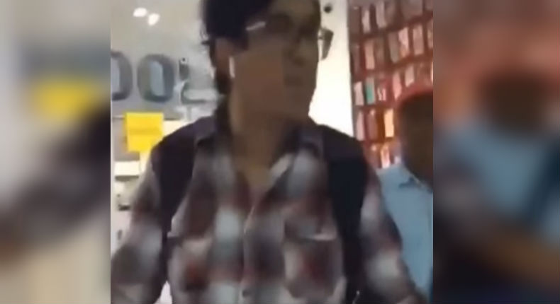 VIDEO: Sujeto golpea a mujer en un local de celulares en el Tren Suburbano