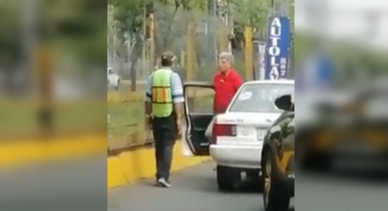 VIDEO: Taxista le «saca el filero» a un hombre que ayudaba a controlar el tráfico
