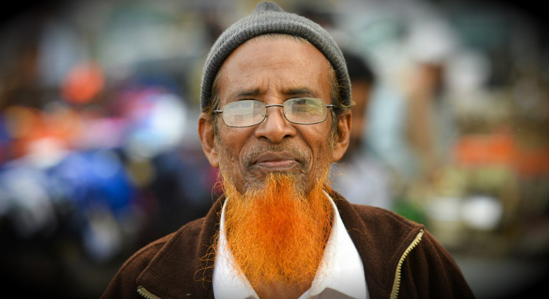 Barba naranja, la nueva y extraña moda en Bangladesh