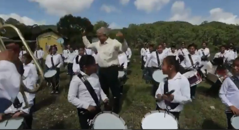 Niños echan porras a AMLO en su gira por Oaxaca