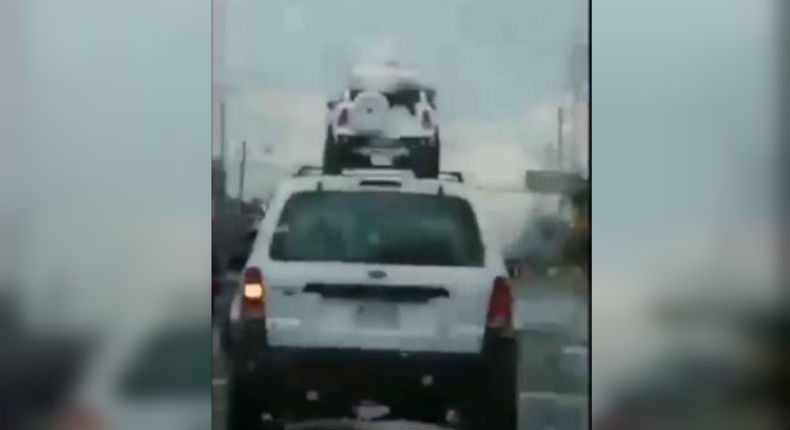 Padres de familia llevan a sus hijos en toldo de camioneta sin precaución