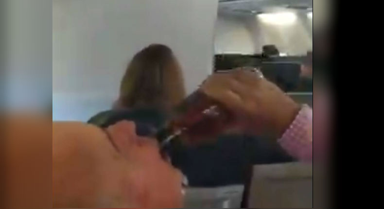 Mientras unos rezan por falla en avión, él se bebe su botella de alcohol