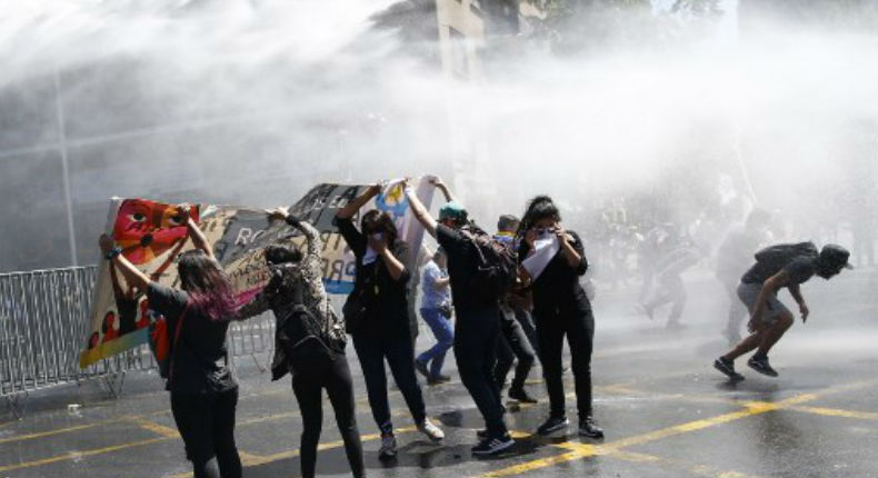 Conductor embiste a manifestantes; deja 11 heridos y un niño muerto