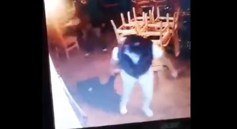 VIDEO: Ladrón arrastra por el suelo a cajera de restaurante en pleno robo