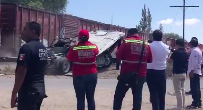 VIDEO: Accidente entre tren y autobús deja 9 muertos en Querétaro