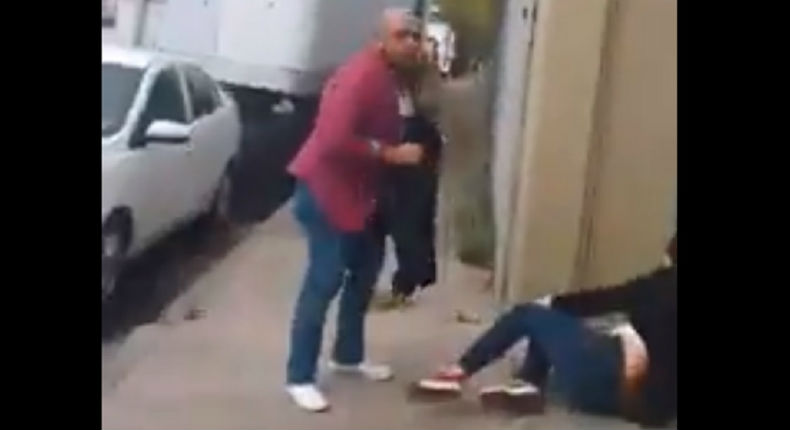 VIDEO: Hombre ebrio golpea a una mujer frente a un policía en Iztacalco