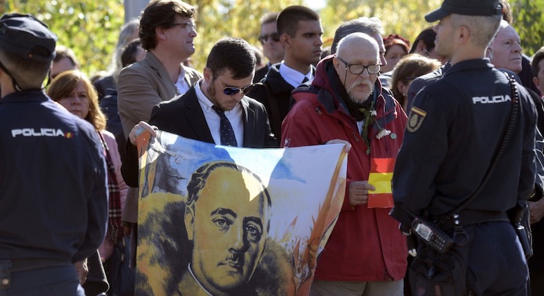 España exhuma al dictador Francisco Franco tras 44 años de su muerte