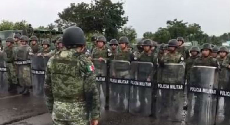 VIDEO: Guardia Nacional contiene caravana de 3 mil migrantes en frontera sur