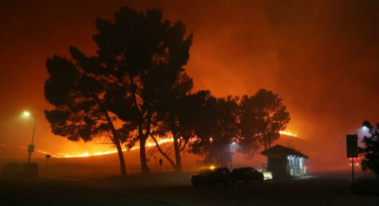 evacuan habitantes california incendios