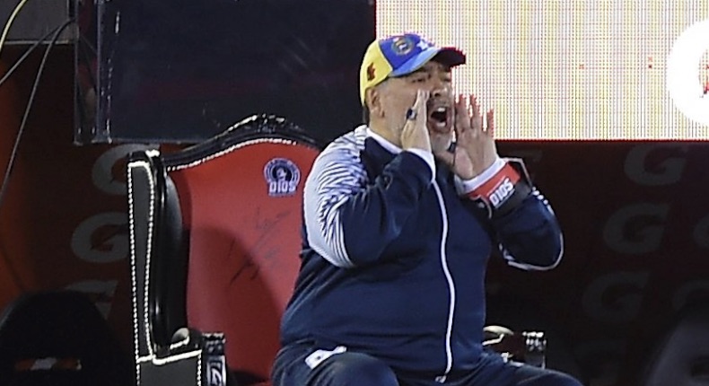 Desde un trono, así dirige Maradona a Gimnasia y Esgrima La Plata