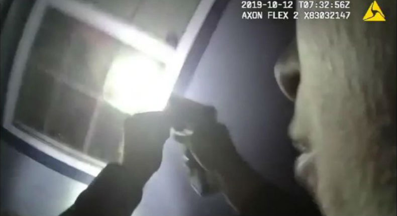 VIDEO: Policía asesina a joven afroamericana por asomarse a la ventana