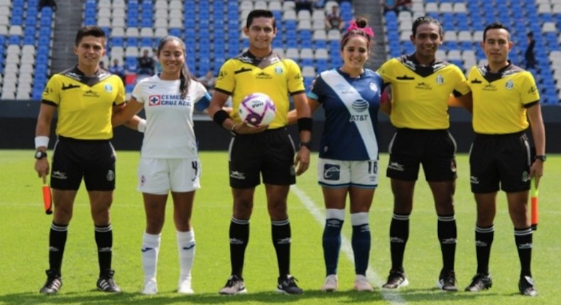 Árbitro pide a jugadoras de Puebla mostrar su vestimenta íntima