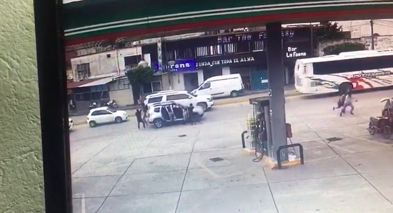 VIDEO: Comando armado asesina a conductor en calles de Macuspana