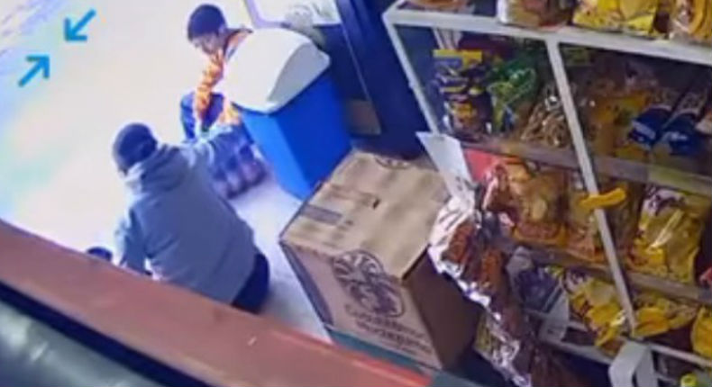 VIDEO: Mujer enseña a robar a su hijo pequeño en tienda de Tlalpan