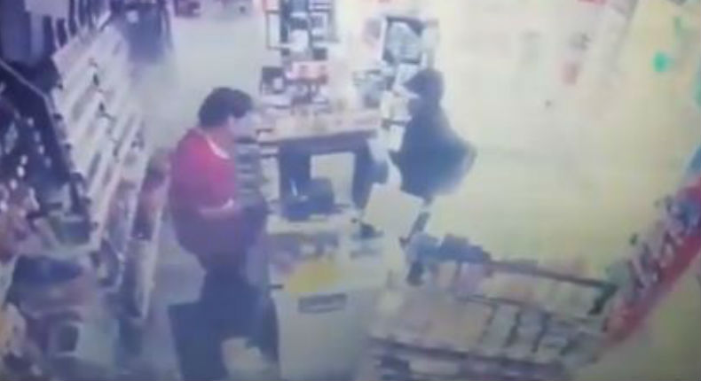 VIDEO: Ladrón es sorprendido por policía cuando acababa de robar una tienda