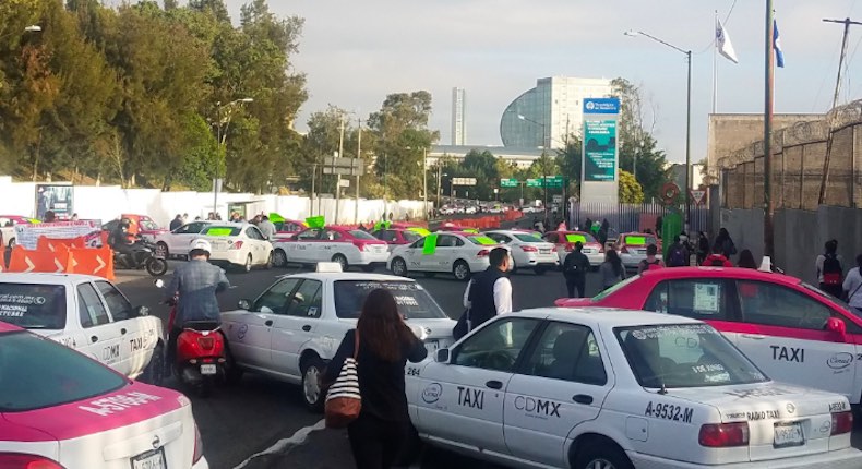 Taxistas colapsan la movilidad en la CDMX; algunos ya se dirigen al Zócalo