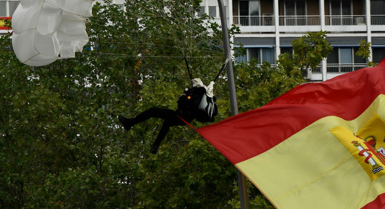 VIDEO: Paracaidista choca contra poste durante desfile