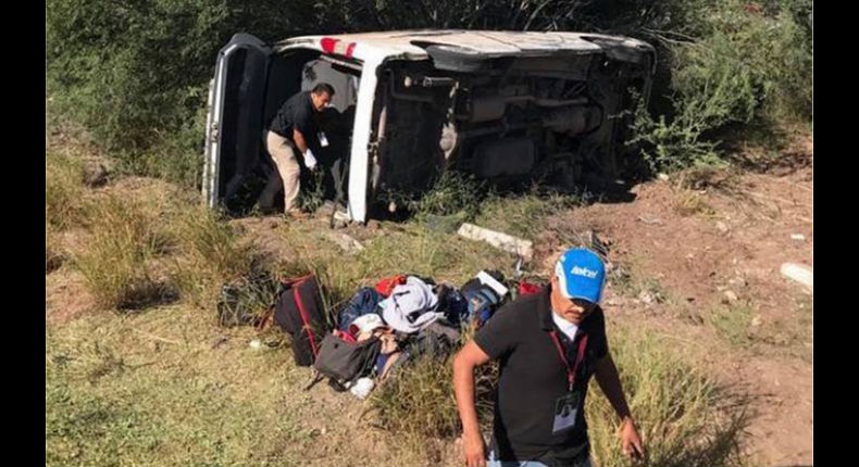 Periodistas que cubren gira de AMLO sufren accidente en carretera