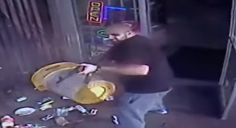 VIDEO: Dueño de tienda dispara a cliente con una AK-47