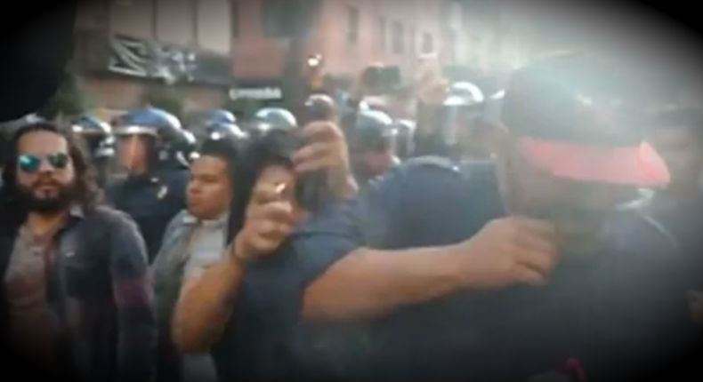 VIDEO: Mujer trata de quemar rostro a reportero en marcha del 2 de octubre