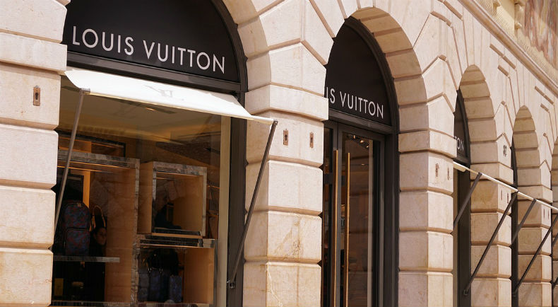 Asaltan la tienda Louis Vuitton en Polanco y se llevan cuantioso botín