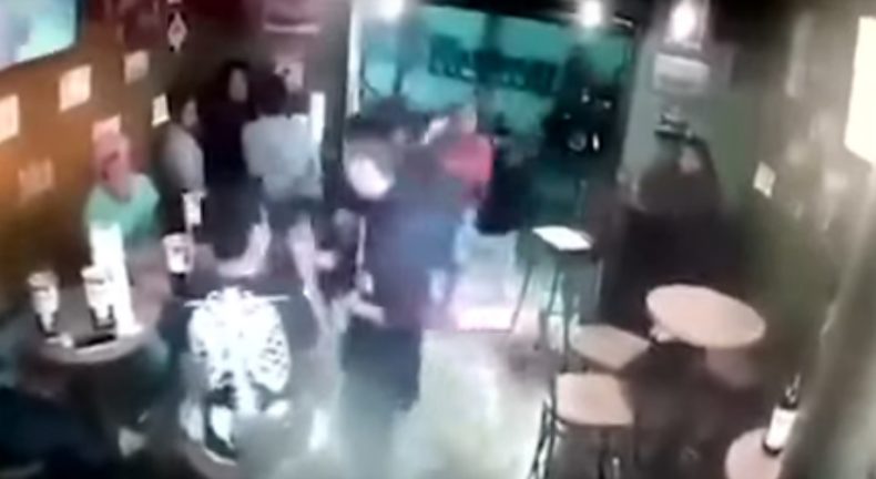 Ladrones fingen ser clientes para asaltar un restaurante de alitas