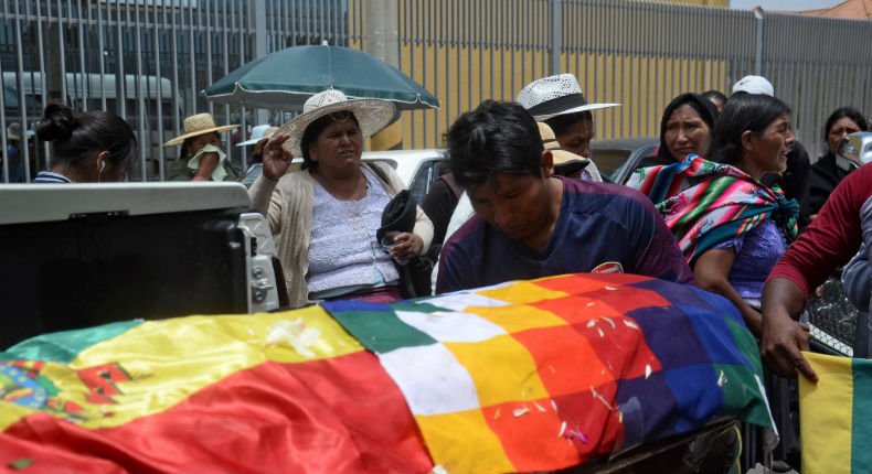 Madre llora desconsolada al ver el cuerpo de su hijo muerto en Bolivia