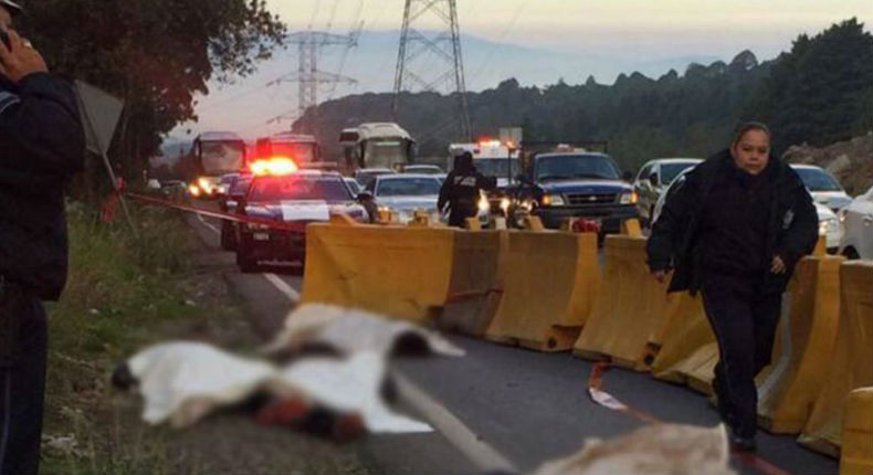 Hallan siete cuerpos al interior de tres camionetas en Jalisco