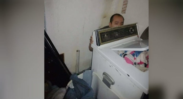 sujeto esconde lavadora