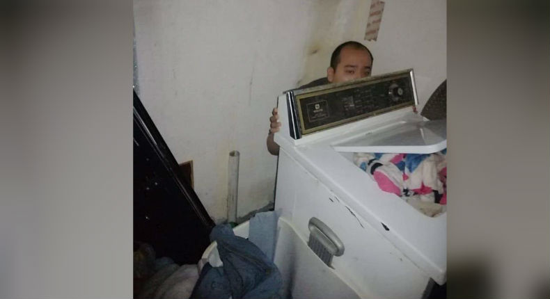 Sujeto se esconde detrás de lavadora para huir de la policía