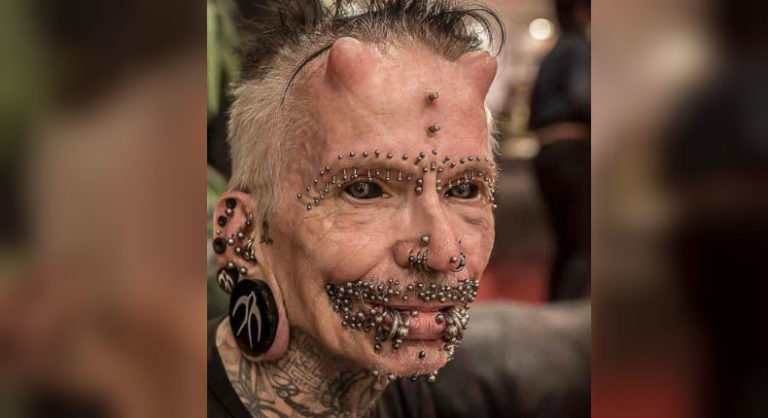hombre que tiene 450 piercings